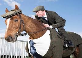 4 شهور لخياطة البدلة.. حصان بريطاني يرتدي بدلة كاملة قبل خوضه السباق