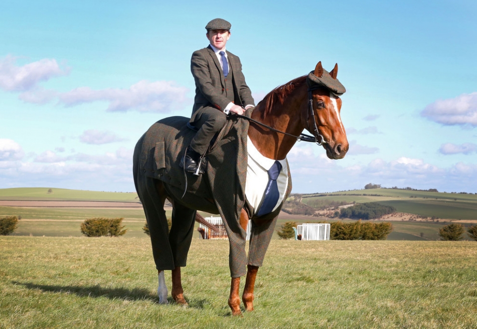 4 شهور لخياطة البدلة.. حصان بريطاني يرتدي بدلة كاملة قبل خوضه السباق
