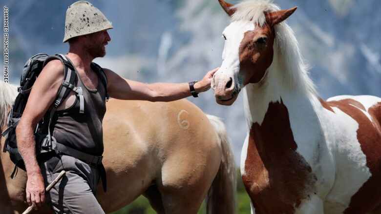 بالصور.. تقاليد رعي الخيول في الجبال السويسرية