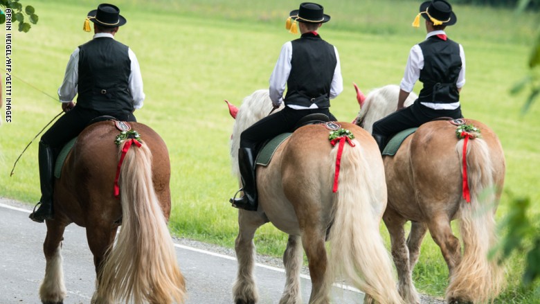 بالأسماء والصور.. قلب الفروسية ينبض في ألمانيا بـ5 مهرجانات سنوية