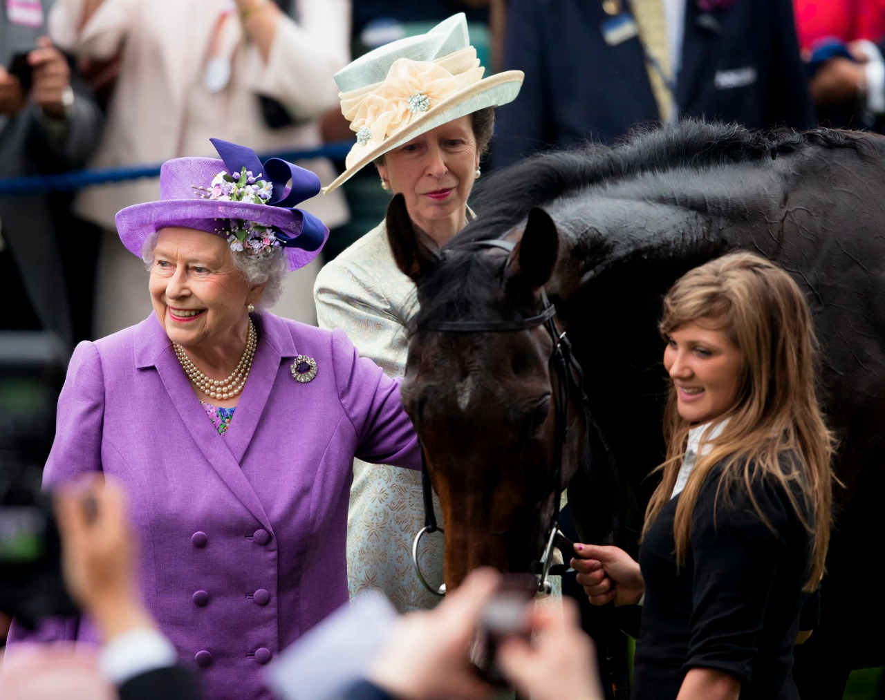 "كورونا" منعها من حضور المهرجانات.. الملكة إليزابيث تتابع سباقات الخيول عبر صحيفة "ريسينج بوست"