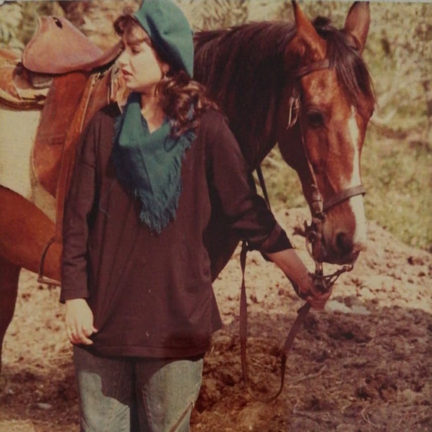 شاهد.. صورة نادرة لـ"ليلى علوي" مع الحصان