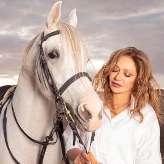 شاهد.. صورة نادرة لـ"ليلى علوي" مع الحصان