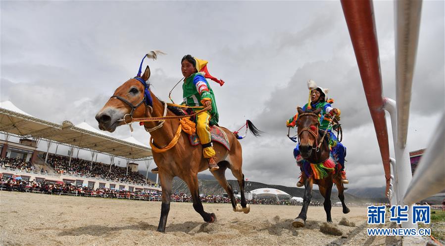 10 صور من مهرجان سباق الخيول فوق جبال التبت