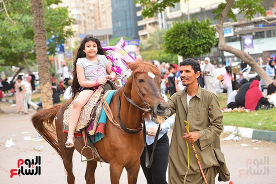 صور وفيديو.. ركوب الحصان في العيد.. متعة للكبار وبهجة للأطفال