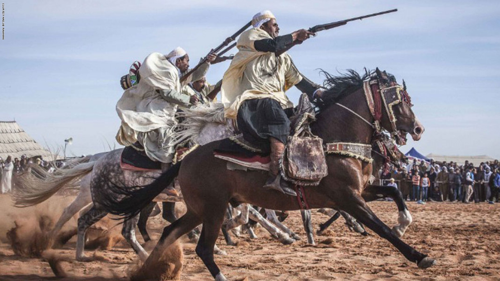 بالصور.. سر إطلاق اسم "الفانتازيا" على رياضة الفروسية في المغرب