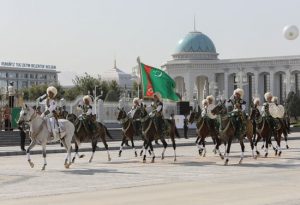 بالصور.. مدينة تركمانستانية تحتفل بيوم استقلالها بمواكب الخيول