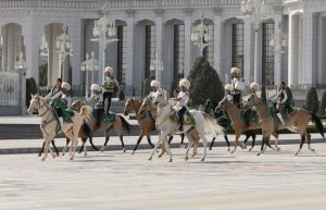 بالصور.. مدينة تركمانستانية تحتفل بيوم استقلالها بمواكب الخيول