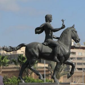 بالصور.. 3 معاني لحركة أقدام تماثيل الحصان والفارس