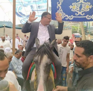 بالصور.. مرشح يمتطي "حصان" بالدعاية الانتخابية بكفر الشيخ