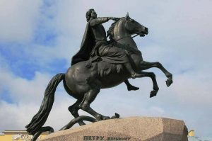 بالصور.. 3 معاني لحركة أقدام تماثيل الحصان والفارس