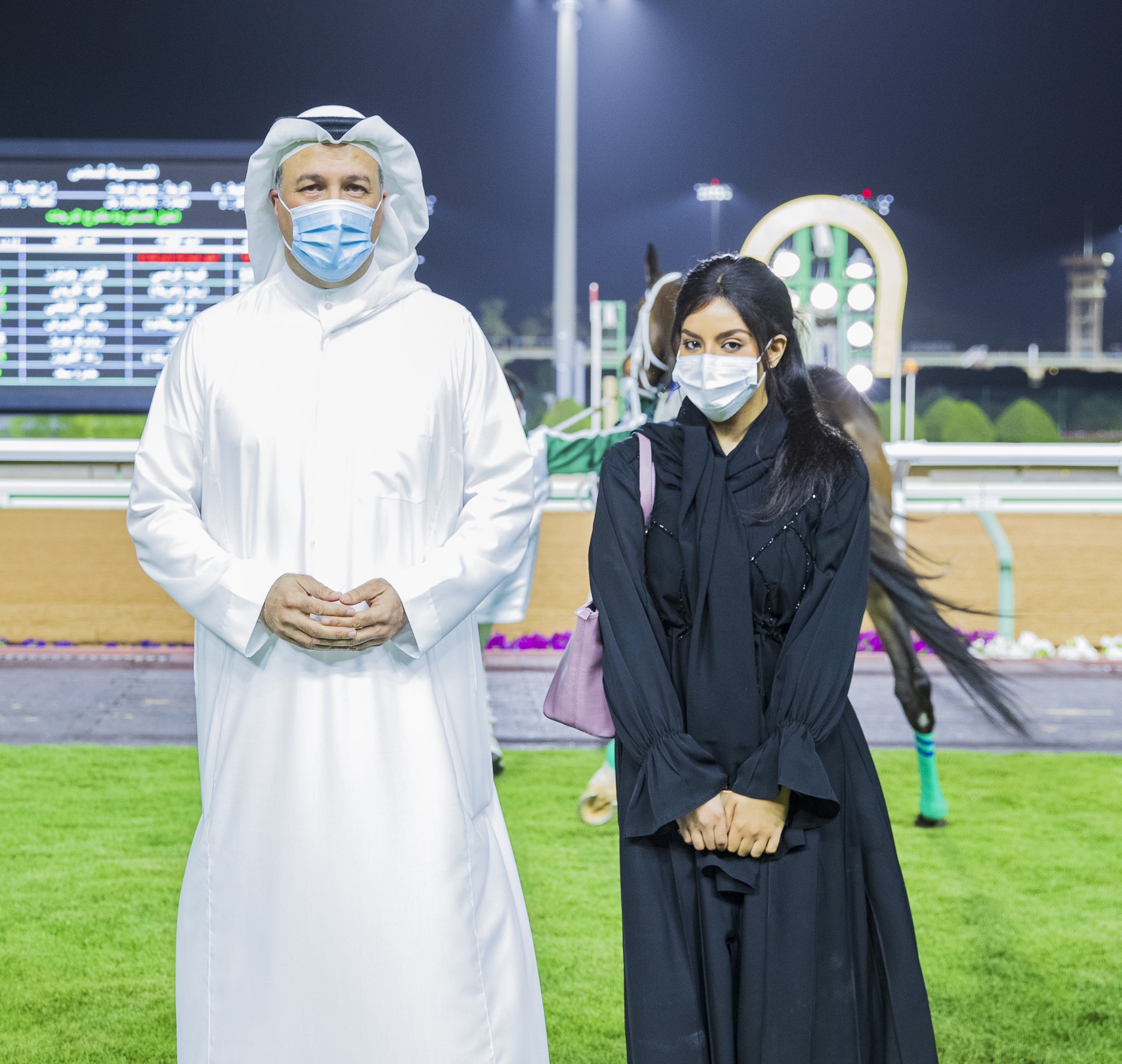 أمل فيصل أول فارسة تطلب رخصة متدربة في نادي سباقات الخيل السعودي