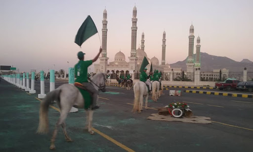 بالصور.. مسيرة استعراضية بالخيول احتفالا بالمولد النبوي في صنعاء