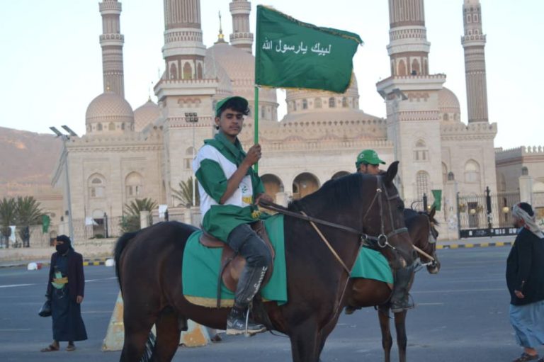 بالصور.. مسيرة استعراضية بالخيول احتفالا بالمولد النبوي في صنعاء