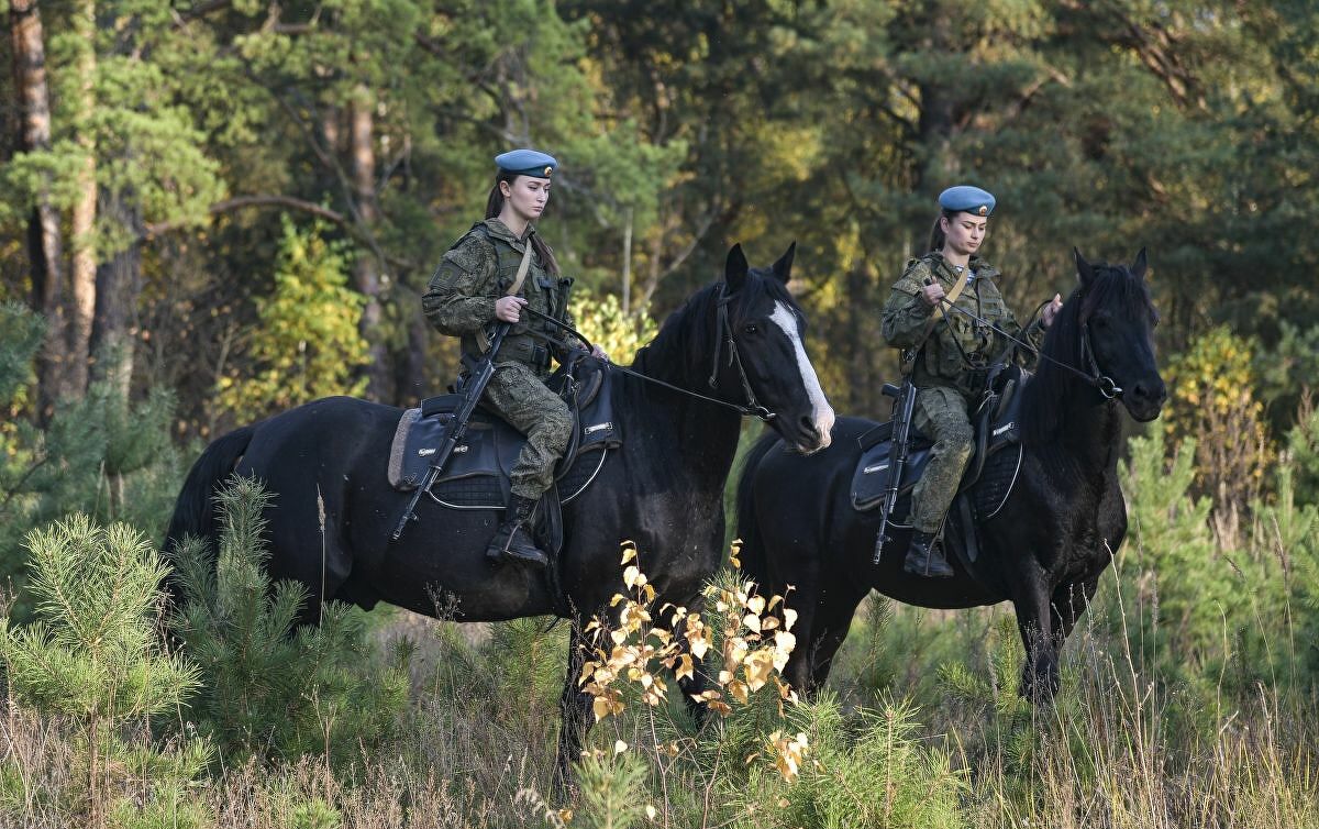 بالصور.. رشاقة وقوة ومهارة في تدريب فارسات معهد عسكري روسي