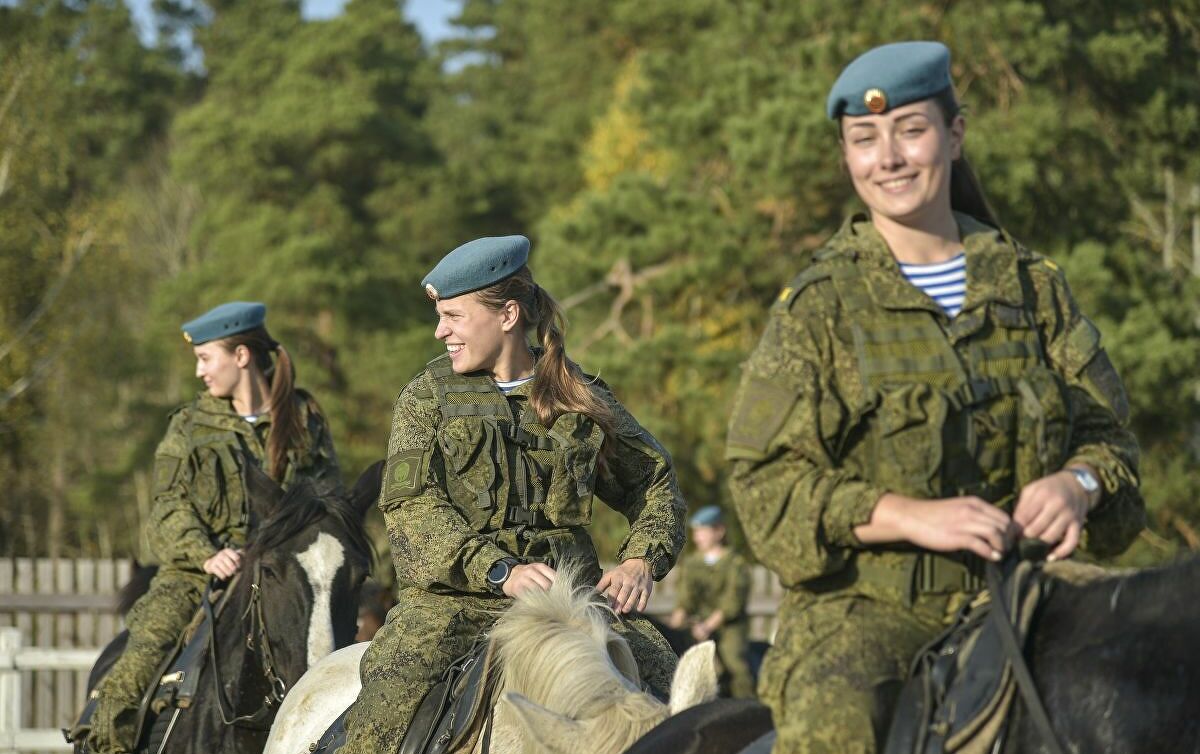 بالصور.. رشاقة وقوة ومهارة في تدريب فارسات معهد عسكري روسي