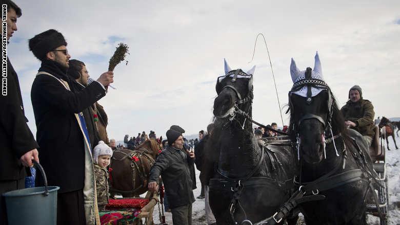 بالصور.. طقوس مبهرة لـ "تعميد الخيول" في رومانيا عمرها ألف سنة