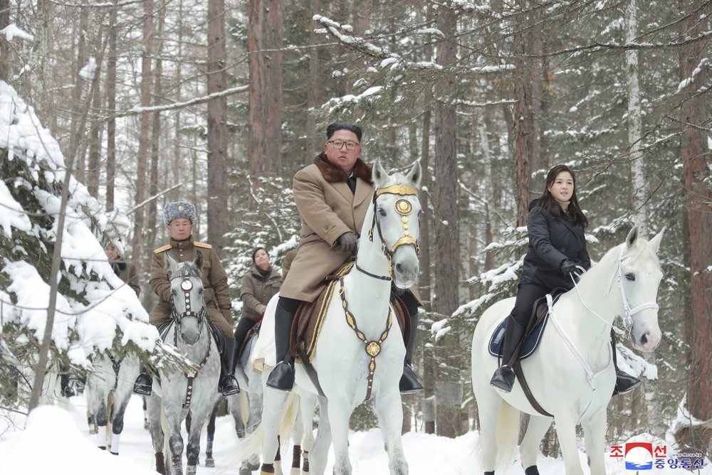 بالصور.. زعيم كوريا الشمالية يستعرض قوته بـ"الخيول الروسية"