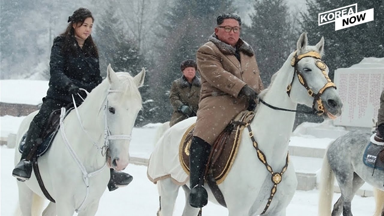 بالصور.. زعيم كوريا الشمالية يستعرض قوته بـ"الخيول الروسية"