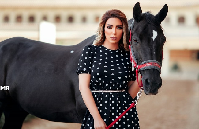 بالصور.. "ليلى شندول" تتألق في جلسة تصوير مع الخيول