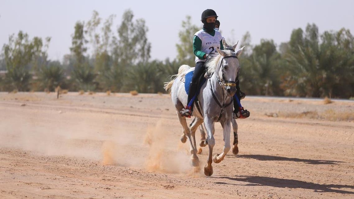 الفارسة "أبرار" تحقق إنجازا جديدا للمرأة السعودية بتأهلها لمرحلة 80 كيلو مترا في سباق الخالدية