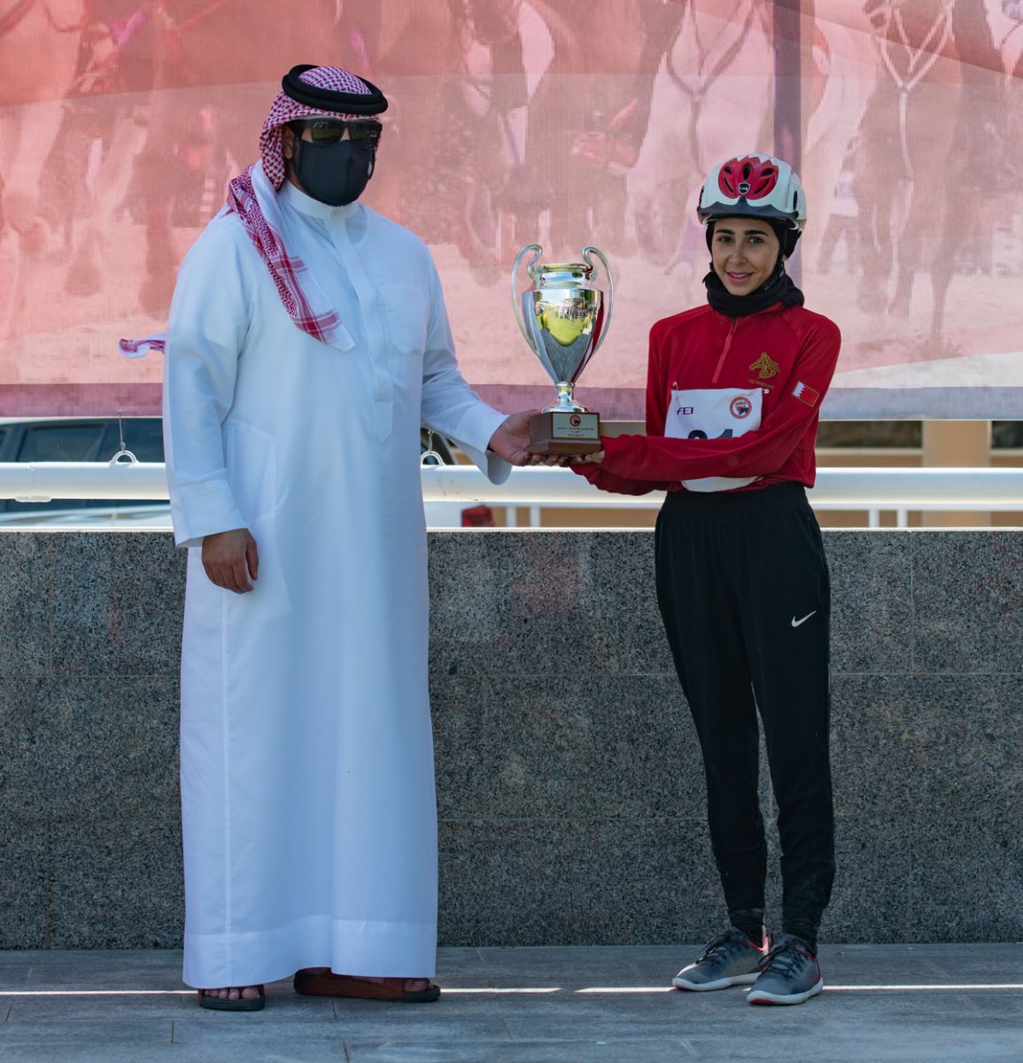بالصور.. فريق فيكتوريوس يفوز بلقب سباق القدرة الدولي في البحرين لمسافة 120 كيلو متر