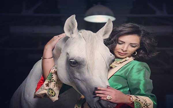 الشيخة سارة مع "الحصان الأسود" في أحدث جلسة تصوير