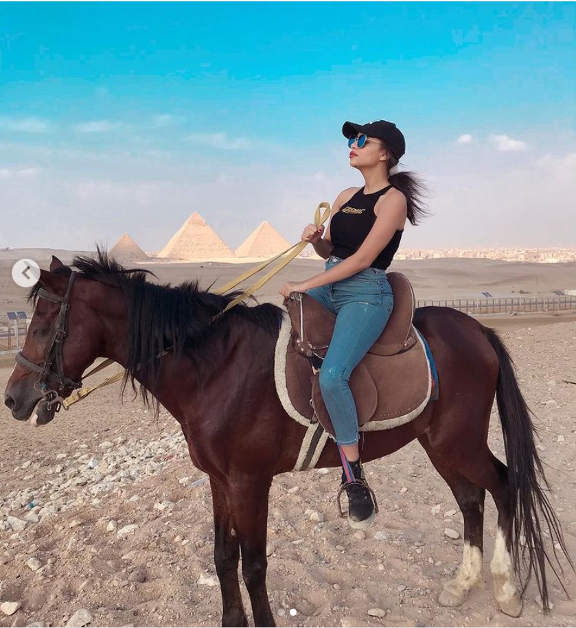 "بيلا ثروت" تشارك محبيها بأحدث صورها مع "الحصان" في الأهرامات