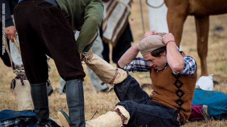 بالصور.. كيف يتحدى رجال "التشيلي" الخطر بامتطاء الخيول البرية؟