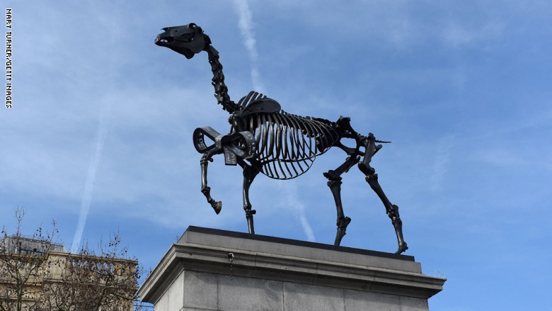 يجسد العلاقة بين السلطة والمال.. قصة تمثال الحصان "غيفت هورس" في قلب لندن
