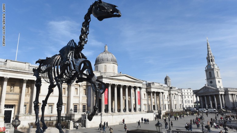 يجسد العلاقة بين السلطة والمال.. قصة تمثال الحصان "غيفت هورس" في قلب لندن