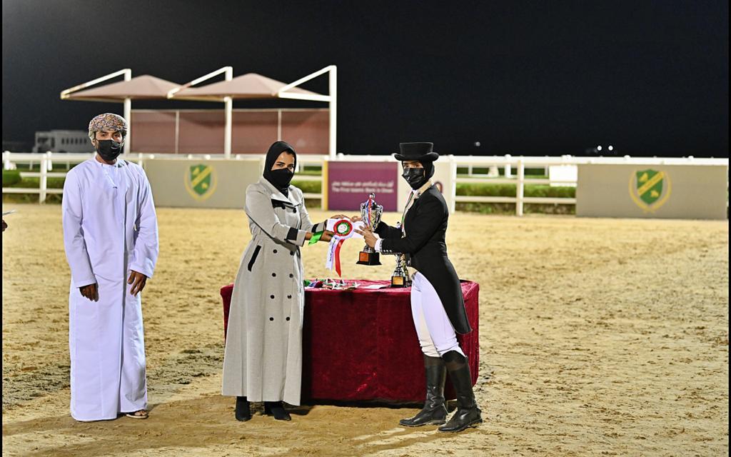 بالصور.. منافسات مثيرة لأولى مسابقات "أدب الخيل" بمشاركة 44 خيلاً في سلطنة عمان