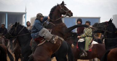 بالصور.. سباق "امسك المعزة" بين الخيول والفرسان يتحدى الحروب في أفغانستان