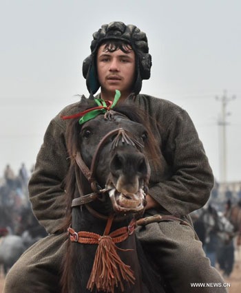 بالصور.. سباق "امسك المعزة" بين الخيول والفرسان يتحدى الحروب في أفغانستان