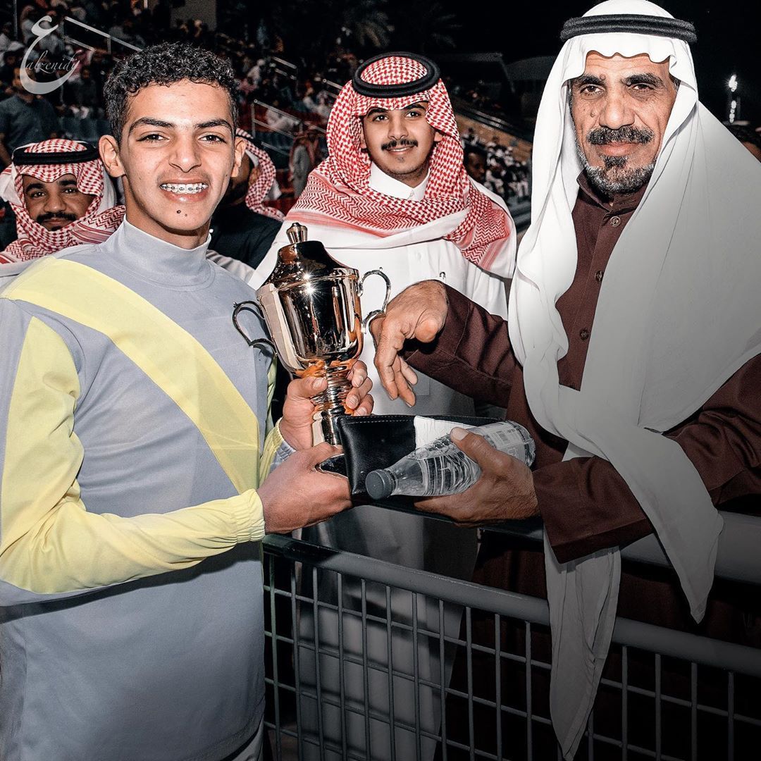 الفارس فهد الفريدي أصغر المشاركين في كأس ولي العهد السعودي للخيل المستوردة