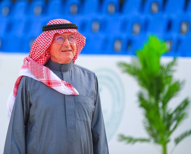 البلجيكي جون بير مندوب الاتحاد الدولي للفروسية يرتدي الزي السعودي في مهرجان الدرعية