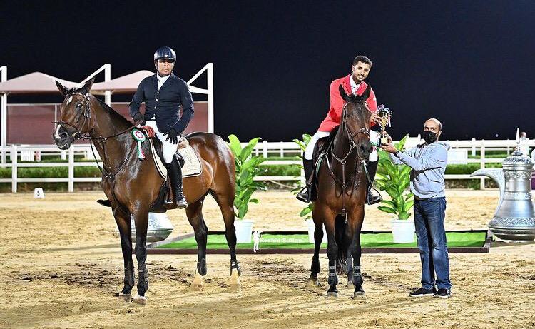 بالصور.. الفرسان الفائزين بالمراكز الأولى في سباق الفروسية الأوليمبي بسلطنة عمان