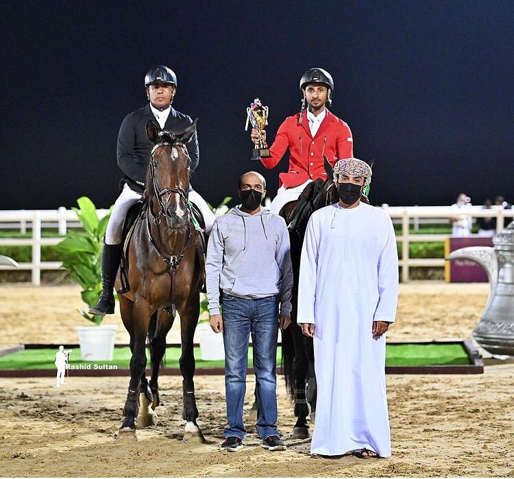 بالصور.. الفرسان الفائزين بالمراكز الأولى في سباق الفروسية الأوليمبي بسلطنة عمان