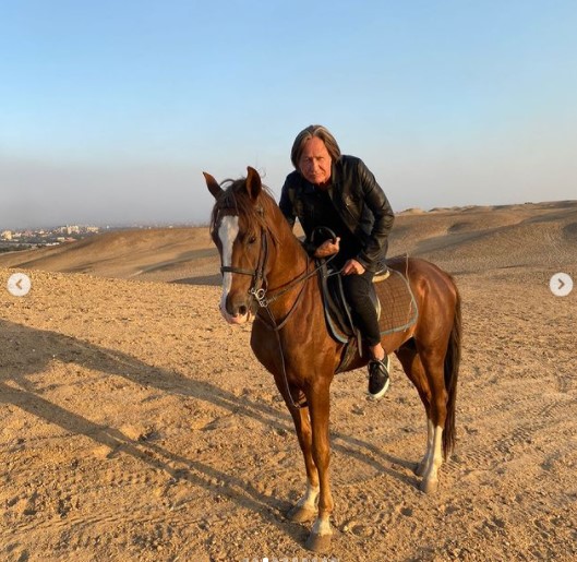 بالفيديو والصور.. رجل الأعمال الأمريكي محمد حديد يمتطي الخيل بمنطقة الأهرامات