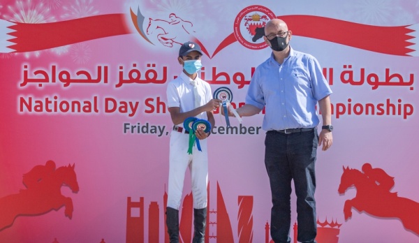 بالصور.. الفارس "حسين أصغر" يحقق لقب بطولة العيد الوطني لقفز الحواجز بسوريا