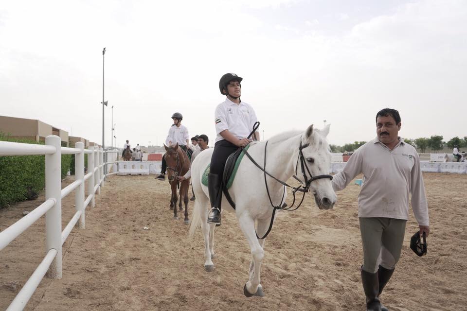 بالصور.. شرطة دبي تدرب 35 طالباً في الملتقى الشتوي الخامس للفرسان