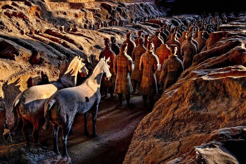 بالصور.. الخيول الصلصالية تعود للحياة بعدسة مصور الآثار الصيني تشاو تشن