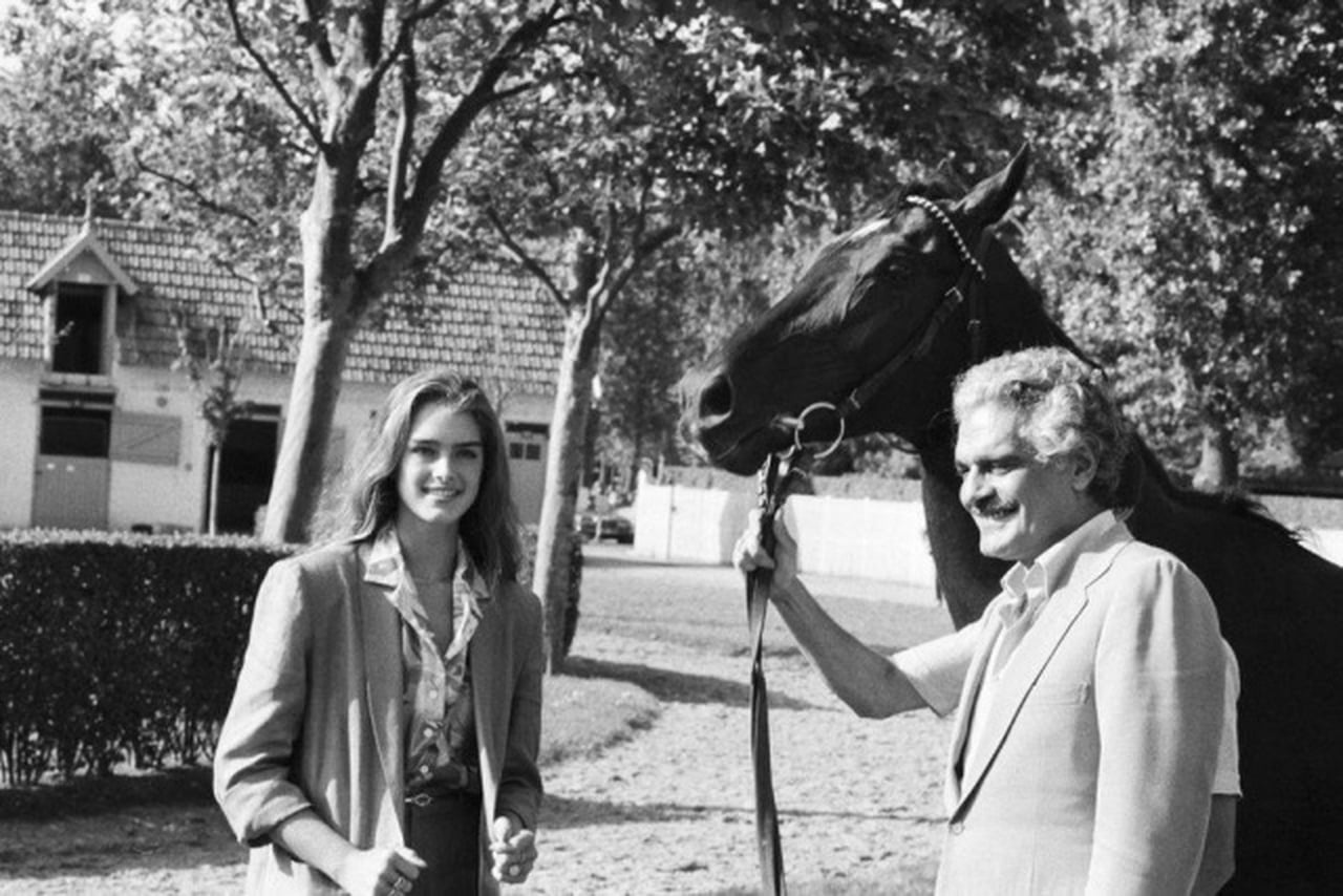 شاهد فيديو نادر للفنان عمر الشريف بعد خسارة حصانه في سباق خيول سنة 1970