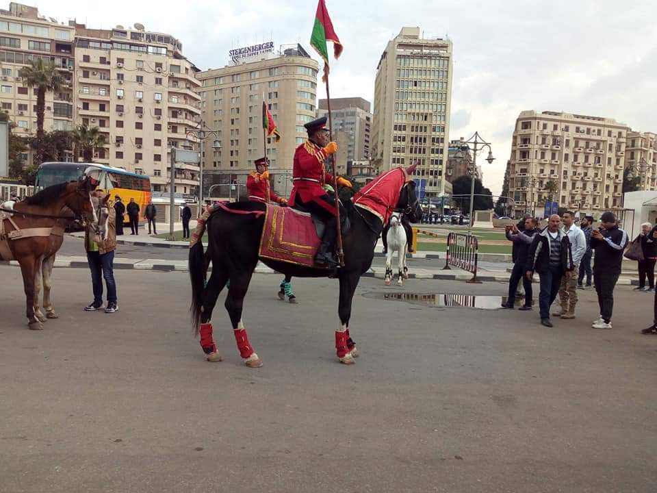 بالصور.. 22 ملكا يستعدون لمغادرة التحرير على "الخيول" ويتجولون في شوارع القاهرة