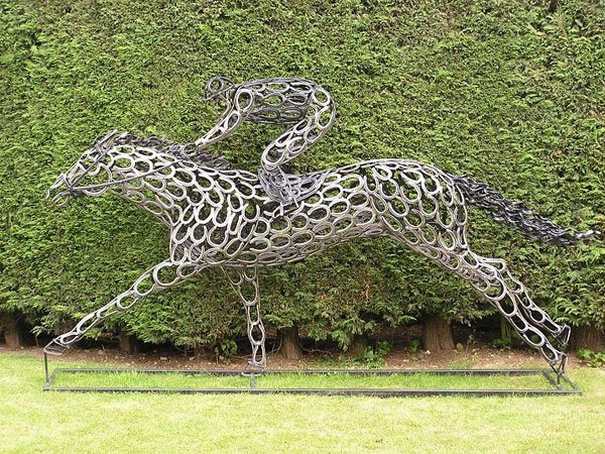بالصور.. مجسمات "حدوات الحصان" بتوقيع الفنان مارتن إنجلاند