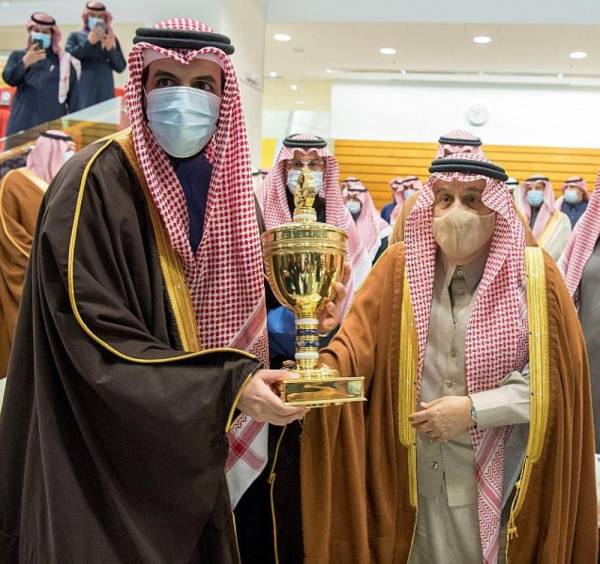 بالصور.. الحصان "الزحزاح" يحسم منافسات كأس ولي العهد السعودي