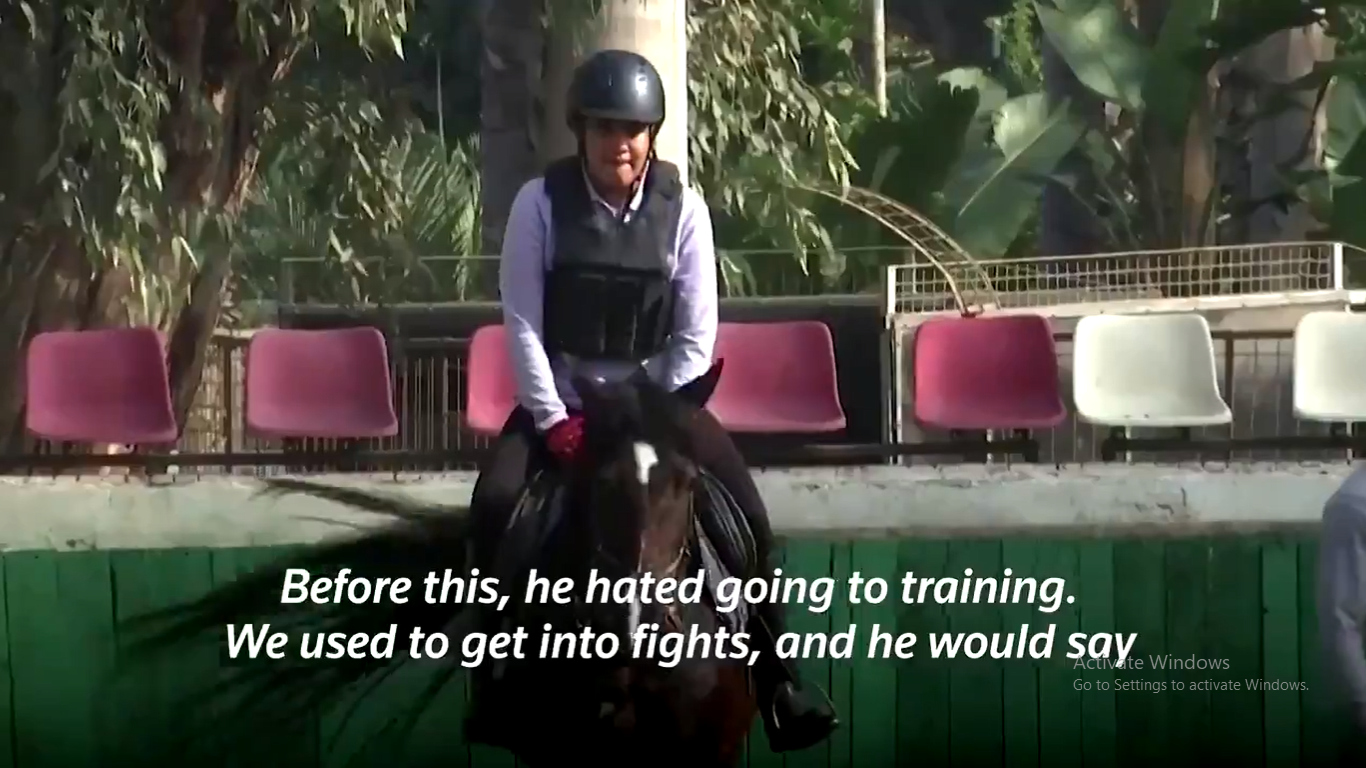 بالفيديو.. علاج أطفال ذوي الاحتياجات الخاصة بالخيول في نادي الجزيرة للفروسية