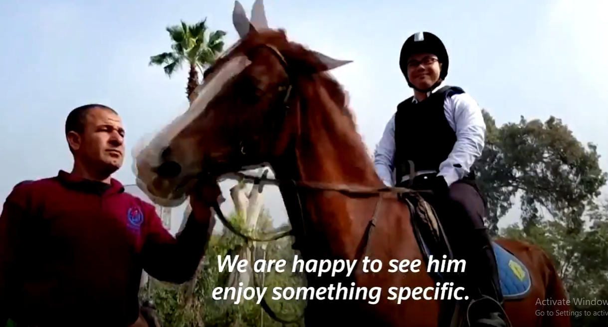 بالفيديو.. علاج أطفال ذوي الاحتياجات الخاصة بالخيول في نادي الجزيرة للفروسية