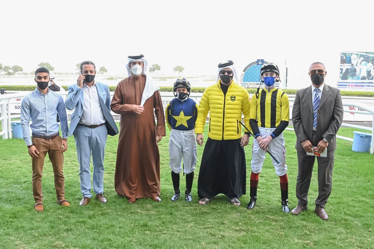 بالصور.. منافسات قوية بمهرجان سباق الخيل على كؤوس ولي العهد بالبحرين