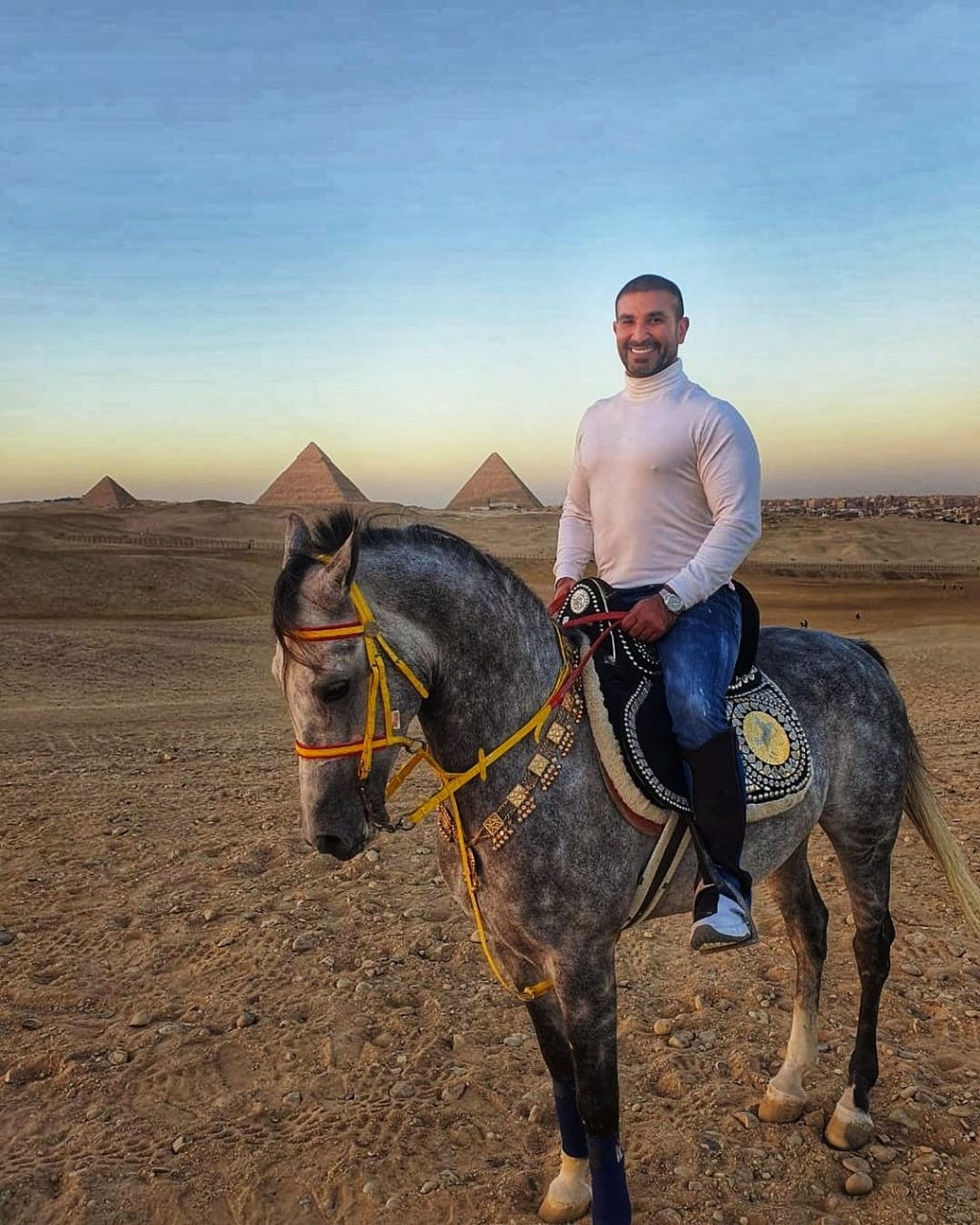 أحمد سعد ينشر صورته مع الحصان في الأهرامات: لا تقف ولا تنحني